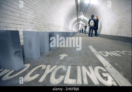 Dominosteine im Fußtunnel unter der themse von Island Gardens nach Greenwich als Teil einer 20 Meilen langen riesigen Domino-Rallye aus Windblöcken, die sich heute durch die fünf Bezirke der Olympischen Spiele 2012 in London erstreckte. 50,000 BREEZE-Blöcke wurden wie eine Reihe von Dominosteinen aufgestellt, wobei das Umstürzen der Blöcke am Nachmittag begann und 6 Stunden dauerte, bis es in einem großen Finale in der Dämmerung abgeschlossen wurde. Die Strecke führt durch Parks, Schulplätze, Wasserwege, Brücken und Unterführungen. Stockfoto