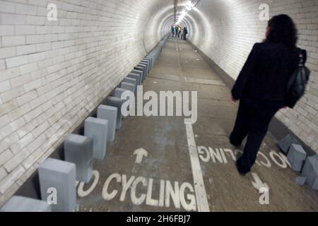 Dominosteine im Fußtunnel unter der themse von Island Gardens nach Greenwich als Teil einer 20 Meilen langen riesigen Domino-Rallye aus Windblöcken, die sich heute durch die fünf Bezirke der Olympischen Spiele 2012 in London erstreckte. 50,000 BREEZE-Blöcke wurden wie eine Reihe von Dominosteinen aufgestellt, wobei das Umstürzen der Blöcke am Nachmittag begann und 6 Stunden dauerte, bis es in einem großen Finale in der Dämmerung abgeschlossen wurde. Die Strecke führt durch Parks, Schulplätze, Wasserwege, Brücken und Unterführungen. Stockfoto