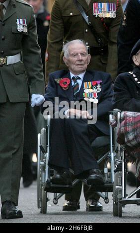 Aktenfoto vom: 11/11/08 von Harry Patch, einem der letzten überlebenden Veteranen des Ersten Weltkriegs, 110, als er sich dem Premierminister Gordon Brown in der Downing Street anschloss, nachdem er heute an einer Zeremonie im Cenotaph anlässlich des Endes des Krieges vor 90 Jahren teilgenommen hatte. Harry Patch der letzte überlebende Veteran des Ersten Weltkriegs starb heute, 25/07/2009, im Alter von 111 Jahren. Stockfoto