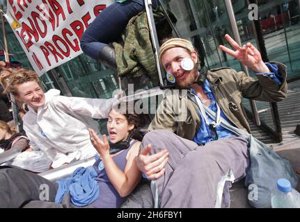 Klimaaktivisten zielten heute Morgen beim jüngsten Protest gegen die globale Erwärmung auf das Londoner Hauptquartier der Royal Bank of Scotland. Eine Gruppe von Demonstranten klebte sich auf dem Handelsplatz der Bank zusammen, während eine zweite die Eingangstüren des Gebäudes mit Leitern und Fahrradschlössern verbarrikadierte. Stockfoto