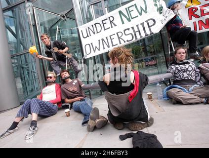 Klimaaktivisten zielten heute Morgen beim jüngsten Protest gegen die globale Erwärmung auf das Londoner Hauptquartier der Royal Bank of Scotland. Eine Gruppe von Demonstranten klebte sich auf dem Handelsplatz der Bank zusammen, während eine zweite die Eingangstüren des Gebäudes mit Leitern und Fahrradschlössern verbarrikadierte. Stockfoto