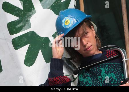 Klimaaktivisten zielten heute Morgen beim jüngsten Protest gegen die globale Erwärmung auf das Londoner Hauptquartier der Royal Bank of Scotland. Eine Gruppe von Demonstranten klebte sich auf dem Handelsplatz der Bank zusammen, während eine zweite die Eingangstüren des Gebäudes mit Leitern und Fahrradschlössern verbarrikadierte. Stockfoto