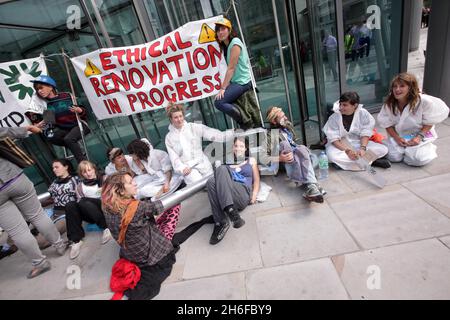 Klimaaktivisten zielten heute Morgen beim jüngsten Protest gegen die globale Erwärmung auf das Londoner Hauptquartier der Royal Bank of Scotland. Eine Gruppe von Demonstranten klebte sich auf dem Handelsplatz der Bank zusammen, während eine zweite die Eingangstüren des Gebäudes mit Leitern und Fahrradschlössern verbarrikadierte. Stockfoto