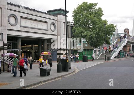 Fotos von London, die vor mehr als 50 Jahren aufgenommen wurden und die seit 15 Jahren nicht mehr gesehen wurden, nachdem sie von einem skip in Westminster gerettet wurden, nachdem sie vom gemeinderat weggeworfen worden waren. Bild zeigt: Die Hungerford Brücke wie sie heute ist Stockfoto