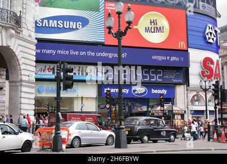 Fotos von London, die vor mehr als 50 Jahren aufgenommen wurden und die seit 15 Jahren nicht mehr gesehen wurden, nachdem sie von einem skip in Westminster gerettet wurden, nachdem sie vom gemeinderat weggeworfen worden waren. Bild zeigt: Piccadilly Circus so wie es heute ist Stockfoto