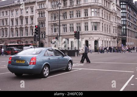 Fotos von London, die vor mehr als 50 Jahren aufgenommen wurden und die seit 15 Jahren nicht mehr gesehen wurden, nachdem sie von einem skip in Westminster gerettet wurden, nachdem sie vom gemeinderat weggeworfen worden waren. Das Bild zeigt: St George Street neben der Parliament Street, wie sie heute ist Stockfoto