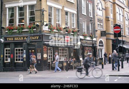 Fotos von London, die vor mehr als 50 Jahren aufgenommen wurden und die seit 15 Jahren nicht mehr gesehen wurden, nachdem sie von einem skip in Westminster gerettet wurden, nachdem sie vom gemeinderat weggeworfen worden waren. Bild zeigt: Kreuzung der Bear Street und Cranbourn Street, wie sie heute ist Stockfoto