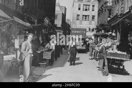 Fotos von London, die vor mehr als 50 Jahren aufgenommen wurden und die seit 15 Jahren nicht mehr gesehen wurden, nachdem sie von einem skip in Westminster gerettet wurden, nachdem sie vom gemeinderat weggeworfen worden waren. Bild zeigt: Rupert Street Market Trader aufgenommen am 3. September 1948 Stockfoto