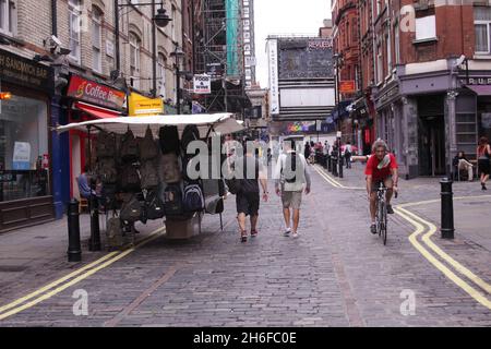 Fotos von London, die vor mehr als 50 Jahren aufgenommen wurden und die seit 15 Jahren nicht mehr gesehen wurden, nachdem sie von einem skip in Westminster gerettet wurden, nachdem sie vom gemeinderat weggeworfen worden waren. Bild zeigt: Rupert Street wie sie heute ist mit nur einem Marktstand Stockfoto