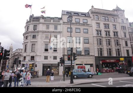 Fotos von London, die vor mehr als 50 Jahren aufgenommen wurden und die seit 15 Jahren nicht mehr gesehen wurden, nachdem sie von einem skip in Westminster gerettet wurden, nachdem sie vom gemeinderat weggeworfen worden waren. Das Bild zeigt: Trafalgar Square schaut nach Süden an die Nelsons-Säule, wie sie heute ist Stockfoto