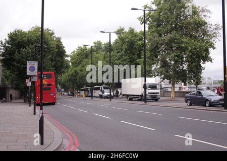 Fotos von London, die vor mehr als 50 Jahren aufgenommen wurden und die seit 15 Jahren nicht mehr gesehen wurden, nachdem sie von einem skip in Westminster gerettet wurden, nachdem sie vom gemeinderat weggeworfen worden waren. Bild zeigt: Böschung, wie es heute ist Stockfoto