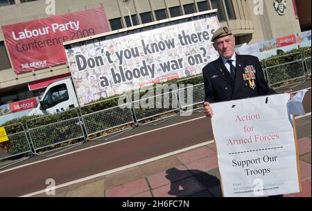 Der 89-jährige Veteran, ehemaliger SAS-Offizier, George Kaye, protestiert heute vor der Labour-Parteikonferenz in Brighton für Maßnahmen für Streitkräfte. Eine Kampagne, die versucht, das Bewusstsein für die Behandlung unserer Truppen zu schärfen. Stockfoto