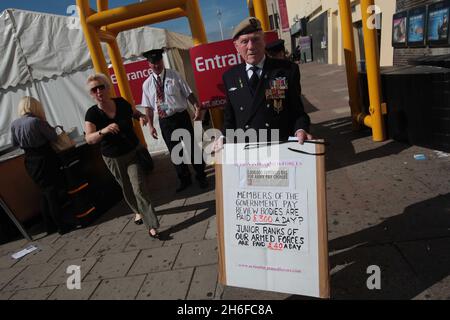 Der 89-jährige Veteran, ehemaliger SAS-Offizier, George Kaye, protestiert heute vor der Labour-Parteikonferenz in Brighton für Maßnahmen für Streitkräfte. Eine Kampagne, die versucht, das Bewusstsein für die Behandlung unserer Truppen zu schärfen. Stockfoto