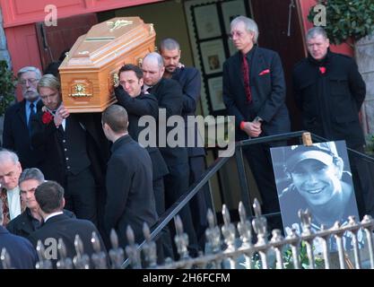 Bandmitglieder, darunter Ronan Keating, tragen den Sarg von Stephen Gately aus der Church of St Laurence O'Toole in Dublin nach der Beerdigung des Boyzone-Sängers, der am vergangenen Wochenende im Alter von 33 Jahren an natürlichen Ursachen starb. Stockfoto