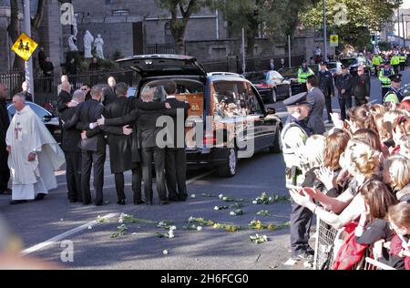 Bandmitglieder, darunter Ronan Keating, stehen am Sarg von Stephen Gately vor der Church of St Laurence O'Toole in Dublin nach der Beerdigung des Boyzone-Sängers, der am vergangenen Wochenende im Alter von 33 Jahren an natürlichen Ursachen starb. Stockfoto