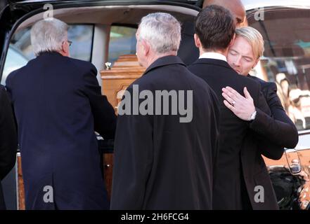 Bandmitglieder, darunter Ronan Keating, stehen am Sarg von Stephen Gately vor der Church of St Laurence O'Toole in Dublin nach der Beerdigung des Boyzone-Sängers, der am vergangenen Wochenende im Alter von 33 Jahren an natürlichen Ursachen starb. Stockfoto