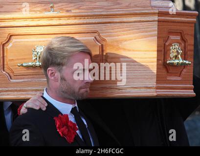 Bandmitglieder, darunter Ronan Keating, tragen den Sarg von Stephen Gately aus der Church of St Laurence O'Toole in Dublin nach der Beerdigung des Boyzone-Sängers, der am vergangenen Wochenende im Alter von 33 Jahren an natürlichen Ursachen starb. Stockfoto