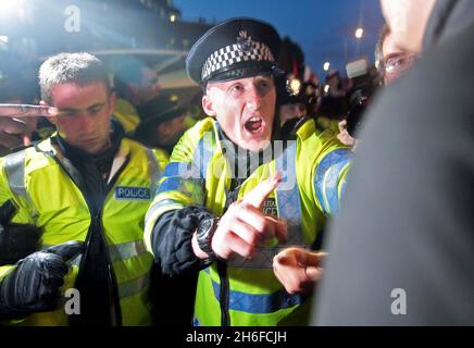 Demonstranten vor dem BBC-Fernsehzentrum in der Wood Lane, London, vor dem Auftritt von BNP-Führer Nick Griffin zur Fragestunde am späten Abend. Stockfoto