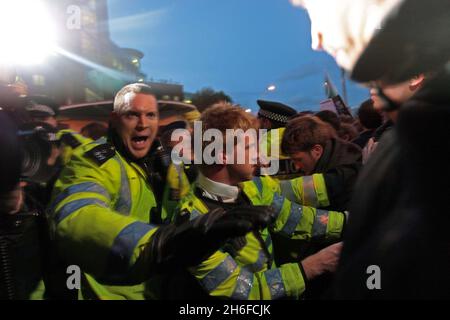 Demonstranten vor dem BBC-Fernsehzentrum in der Wood Lane, London, vor dem Auftritt von BNP-Führer Nick Griffin zur Fragestunde am späten Abend. Stockfoto