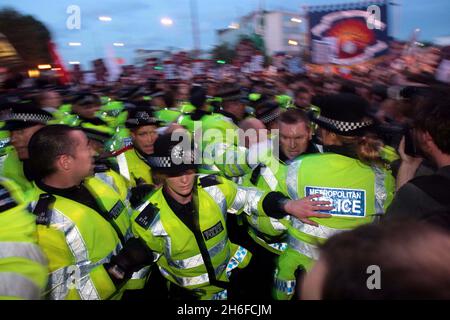 Demonstranten vor dem BBC-Fernsehzentrum in der Wood Lane, London, vor dem Auftritt von BNP-Führer Nick Griffin zur Fragestunde am späten Abend. Stockfoto