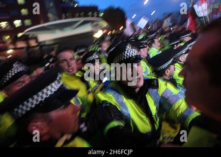 Demonstranten vor dem BBC-Fernsehzentrum in der Wood Lane, London, vor dem Auftritt von BNP-Führer Nick Griffin zur Fragestunde am späten Abend. Stockfoto