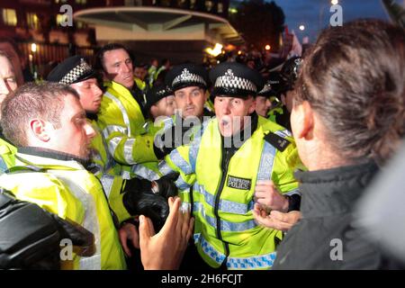 Demonstranten vor dem BBC-Fernsehzentrum in der Wood Lane, London, vor dem Auftritt von BNP-Führer Nick Griffin zur Fragestunde am späten Abend. Stockfoto