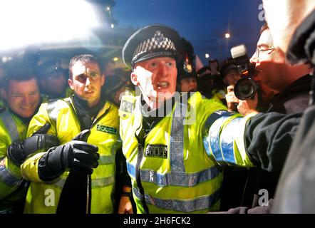 Demonstranten vor dem BBC-Fernsehzentrum in der Wood Lane, London, vor dem Auftritt von BNP-Führer Nick Griffin zur Fragestunde am späten Abend. Stockfoto