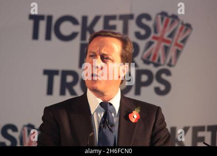 Der konservative Führer David Cameron startet sein Ticket for Trupps-Programm, das die Veranstalter von Musikkonzerten und Sportveranstaltungen dazu anregt, Soldaten Freikarten zu geben. Stockfoto