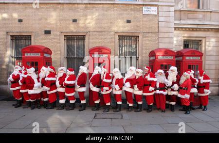 Die Ministry of Fun Santa School veranstaltete heute Morgen ihren jährlichen Trainingstag in London, an dem bis zu 30 der besten professionellen Weihnachtsmann-Darsteller des Landes auf Herz und Nieren geprüft wurden, um den Zauber des echten Weihnachtsmanns zu rekonstruieren. Stockfoto