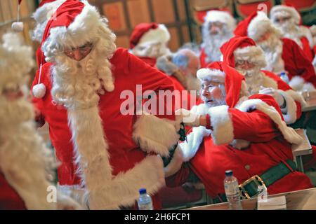 Die Ministry of Fun Santa School veranstaltete heute Morgen ihren jährlichen Trainingstag in London, an dem bis zu 30 der besten professionellen Weihnachtsmann-Darsteller des Landes auf Herz und Nieren geprüft wurden, um den Zauber des echten Weihnachtsmanns zu rekonstruieren. Stockfoto