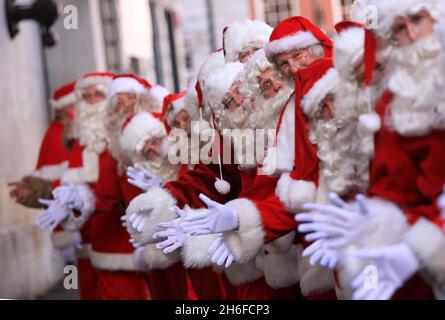 Die Ministry of Fun Santa School veranstaltete heute Morgen ihren jährlichen Trainingstag in London, an dem bis zu 30 der besten professionellen Weihnachtsmann-Darsteller des Landes auf Herz und Nieren geprüft wurden, um den Zauber des echten Weihnachtsmanns zu rekonstruieren. Stockfoto