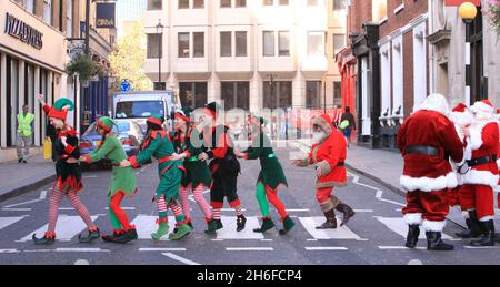 Die Ministry of Fun Santa School veranstaltete heute Morgen ihren jährlichen Trainingstag in London, an dem bis zu 30 der besten professionellen Weihnachtsmann-Darsteller des Landes auf Herz und Nieren geprüft wurden, um den Zauber des echten Weihnachtsmanns zu rekonstruieren. Stockfoto