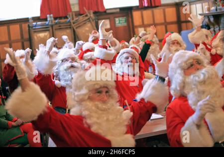 Die Ministry of Fun Santa School veranstaltete heute Morgen ihren jährlichen Trainingstag in London, an dem bis zu 30 der besten professionellen Weihnachtsmann-Darsteller des Landes auf Herz und Nieren geprüft wurden, um den Zauber des echten Weihnachtsmanns zu rekonstruieren. Stockfoto