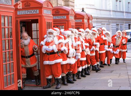 Die Ministry of Fun Santa School veranstaltete heute Morgen ihren jährlichen Trainingstag in London, an dem bis zu 30 der besten professionellen Weihnachtsmann-Darsteller des Landes auf Herz und Nieren geprüft wurden, um den Zauber des echten Weihnachtsmanns zu rekonstruieren. Stockfoto