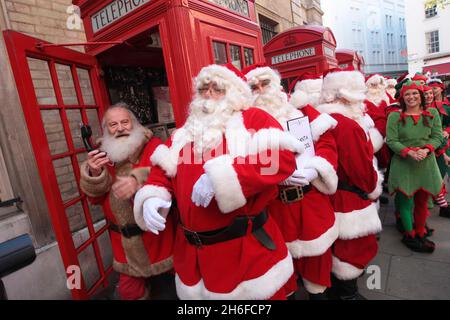 Die Ministry of Fun Santa School veranstaltete heute Morgen ihren jährlichen Trainingstag in London, an dem bis zu 30 der besten professionellen Weihnachtsmann-Darsteller des Landes auf Herz und Nieren geprüft wurden, um den Zauber des echten Weihnachtsmanns zu rekonstruieren. Stockfoto