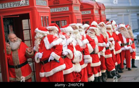 Die Ministry of Fun Santa School veranstaltete heute Morgen ihren jährlichen Trainingstag in London, an dem bis zu 30 der besten professionellen Weihnachtsmann-Darsteller des Landes auf Herz und Nieren geprüft wurden, um den Zauber des echten Weihnachtsmanns zu rekonstruieren. Stockfoto