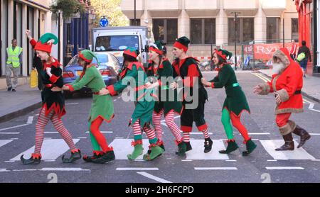 Die Ministry of Fun Santa School veranstaltete heute Morgen ihren jährlichen Trainingstag in London, an dem bis zu 30 der besten professionellen Weihnachtsmann-Darsteller des Landes auf Herz und Nieren geprüft wurden, um den Zauber des echten Weihnachtsmanns zu rekonstruieren. Stockfoto