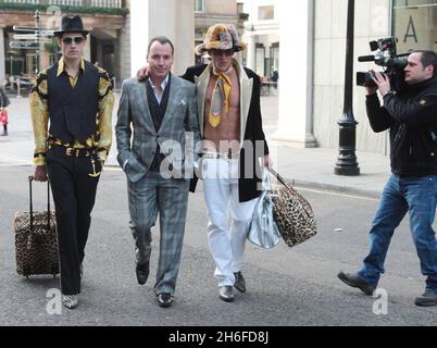 Die Öffentlichkeit hat die Chance, ein Stück von Elton John und David zu besitzen, wenn Ã“Out the ClosetÃ• seine Türen in Covent Garden öffnet - am 12. Dezember, Das britische Publikum wird die einmalige Chance haben, direkt aus den Kleiderschränken eine exklusive Auswahl der extravaganten Bekleidungskollektion von Elton John und David FurnishÃ•in die Hand zu nehmen. Von den Outfits, die Elton auf der Bühne trägt, bis zu den beliebtesten Dior-Shirts von DavidÃ•haben die Fans die Möglichkeit, sich in die Schuhe der größten Stars im Showbiz zu versetzen und aus ihrer besten Kollektion von Kleidung und Accessoires auszuwählen, darunter Stockfoto