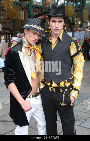 Die Öffentlichkeit hat die Chance, ein Stück von Elton John und David zu besitzen, wenn Ã“Out the ClosetÃ• seine Türen in Covent Garden öffnet - am 12. Dezember, Das britische Publikum wird die einmalige Chance haben, direkt aus den Kleiderschränken eine exklusive Auswahl der extravaganten Bekleidungskollektion von Elton John und David FurnishÃ•in die Hand zu nehmen. Von den Outfits, die Elton auf der Bühne trägt, bis zu den beliebtesten Dior-Shirts von DavidÃ•haben die Fans die Möglichkeit, sich in die Schuhe der größten Stars im Showbiz zu versetzen und aus ihrer besten Kollektion von Kleidung und Accessoires auszuwählen, darunter Stockfoto