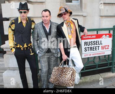 Die Öffentlichkeit hat die Chance, ein Stück von Elton John und David zu besitzen, wenn Ã“Out the ClosetÃ• seine Türen in Covent Garden öffnet - am 12. Dezember, Das britische Publikum wird die einmalige Chance haben, direkt aus den Kleiderschränken eine exklusive Auswahl der extravaganten Bekleidungskollektion von Elton John und David FurnishÃ•in die Hand zu nehmen. Von den Outfits, die Elton auf der Bühne trägt, bis zu den beliebtesten Dior-Shirts von DavidÃ•haben die Fans die Möglichkeit, sich in die Schuhe der größten Stars im Showbiz zu versetzen und aus ihrer besten Kollektion von Kleidung und Accessoires auszuwählen, darunter Stockfoto