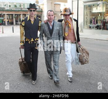 Die Öffentlichkeit hat die Chance, ein Stück von Elton John und David zu besitzen, wenn Ã“Out the ClosetÃ• seine Türen in Covent Garden öffnet - am 12. Dezember, Das britische Publikum wird die einmalige Chance haben, direkt aus den Kleiderschränken eine exklusive Auswahl der extravaganten Bekleidungskollektion von Elton John und David FurnishÃ•in die Hand zu nehmen. Von den Outfits, die Elton auf der Bühne trägt, bis zu den beliebtesten Dior-Shirts von DavidÃ•haben die Fans die Möglichkeit, sich in die Schuhe der größten Stars im Showbiz zu versetzen und aus ihrer besten Kollektion von Kleidung und Accessoires auszuwählen, darunter Stockfoto