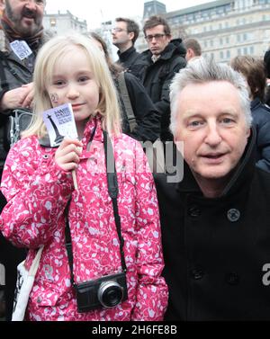 Billy Bragg trifft sich mit mehr als 3000 Fotografen während eines Massenfotografen-Treffens am Trafalgar Square, London, um die Straßenfotografie zu verteidigen. Nach einer Reihe von hochrangigen Festnahmen durch die Polizei im Rahmen von Abschnitt 44 des Terrorakts fühlten sich Fotografen an der Zeit für eine Massenbeteiligung von Profis und Amateuren, um ihre Rechte zu verteidigen und den Missbrauch der Terrorgesetze zu stoppen. Stockfoto