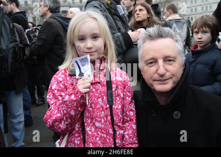 Billy Bragg trifft sich mit mehr als 3000 Fotografen während eines Massenfotografen-Treffens am Trafalgar Square, London, um die Straßenfotografie zu verteidigen. Nach einer Reihe von hochrangigen Festnahmen durch die Polizei im Rahmen von Abschnitt 44 des Terrorakts fühlten sich Fotografen an der Zeit für eine Massenbeteiligung von Profis und Amateuren, um ihre Rechte zu verteidigen und den Missbrauch der Terrorgesetze zu stoppen. Stockfoto