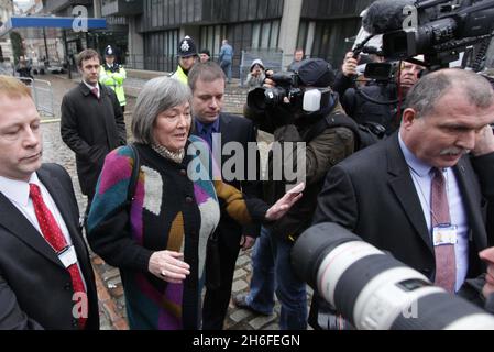 Clare Short, die ehemalige Sekretärin für internationale Entwicklung, verlässt das QEII-Konferenzzentrum in London, nachdem sie im Irak-Chilcot-Untersuchungsausschuss Beweise vorgelegt hatte. Stockfoto