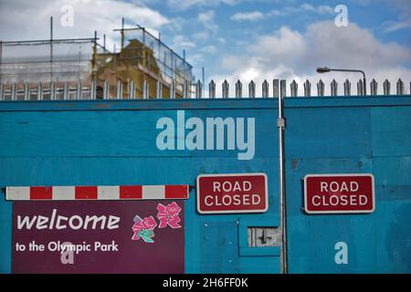 Das Leben am Olympic Fringe, Hackney Wick, East London ein Eingang zum Olympiagelände an der "The Olympic" Road. Stockfoto