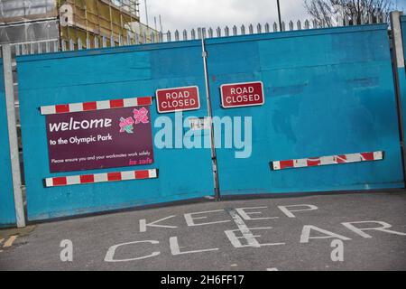 Das Leben am Olympic Fringe, Hackney Wick, East London ein Eingang zum Olympiagelände an der "The Olympic" Road. Stockfoto