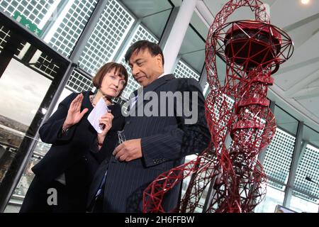 London, City Hall - Lakshmi Mittal, hat heute ArcelorMittal als zwei Sponsoren der Olympischen und Paralympischen Spiele 2012 in London bestätigt. Die Ankündigung erfolgte bei der Enthüllung des ArcelorMittal Orbit, des 115 Meter hohen Designs des Turner-Preisträgers Anish Kapoor, der als Besucherattraktion im Olympiapark sitzen wird. Das Bild zeigt: Tessa Jowell und Lakshmi Mittal (CEO von ArcelorMittal) beim Start Stockfoto