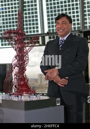 London, City Hall - Lakshmi Mittal, hat heute ArcelorMittal als zwei Sponsoren der Olympischen und Paralympischen Spiele 2012 in London bestätigt. Die Ankündigung erfolgte bei der Enthüllung des ArcelorMittal Orbit, des 115 Meter hohen Designs des Turner-Preisträgers Anish Kapoor, der als Besucherattraktion im Olympiapark sitzen wird. Bild zeigt: Lakshmi Mittal (CEO von ArcelorMittal) beim Start Stockfoto