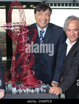 London, City Hall - Lakshmi Mittal, hat heute ArcelorMittal als zwei Sponsoren der Olympischen und Paralympischen Spiele 2012 in London bestätigt. Die Ankündigung erfolgte bei der Enthüllung des ArcelorMittal Orbit, des 115 Meter hohen Designs des Turner-Preisträgers Anish Kapoor, der als Besucherattraktion im Olympiapark sitzen wird. Das Bild zeigt: Lakshmi Mittal (CEO von ArcelorMittal) und Anish Kapoor beim Start Stockfoto