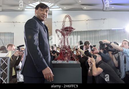 London, City Hall - Lakshmi Mittal, hat heute ArcelorMittal als zwei Sponsoren der Olympischen und Paralympischen Spiele 2012 in London bestätigt. Die Ankündigung erfolgte bei der Enthüllung des ArcelorMittal Orbit, des 115 Meter hohen Designs des Turner-Preisträgers Anish Kapoor, der als Besucherattraktion im Olympiapark sitzen wird. Bild zeigt: Lakshmi Mittal (CEO von ArcelorMittal) beim Start Stockfoto